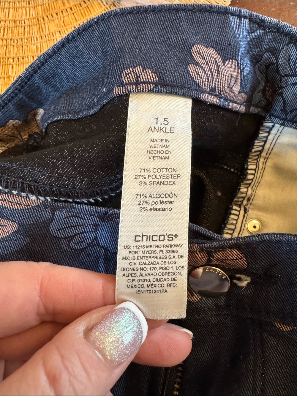 Chico's Navy Floral Girlfriend Slim Leg Ankle Jeans Sz 1.5 Sz 10 - Picture 4 of 8